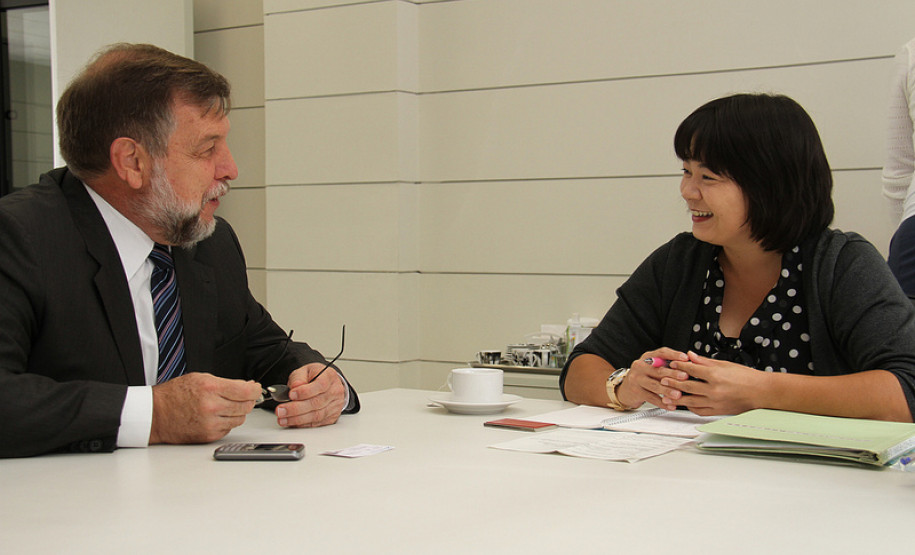 Vice-governador e secretário da Educação Flávio Arns e a coordenadora-geral da secretaria de educação de Toyohashi, Tomoko Miyamoto.