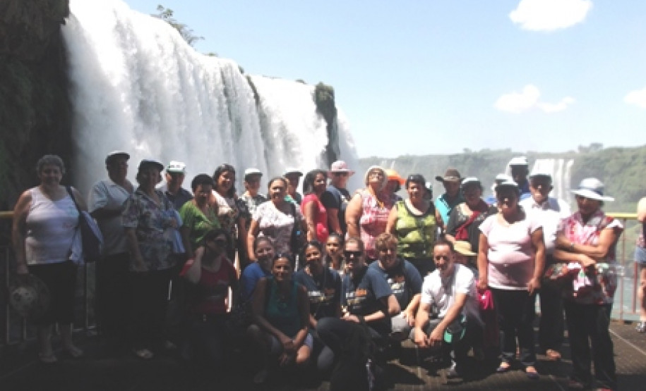 Alunos do Programa Paraná Alfabetizado de Assis Chateaubriand também foram a Foz do Iguaçu para uma pesquisa de campo nas cataratas.