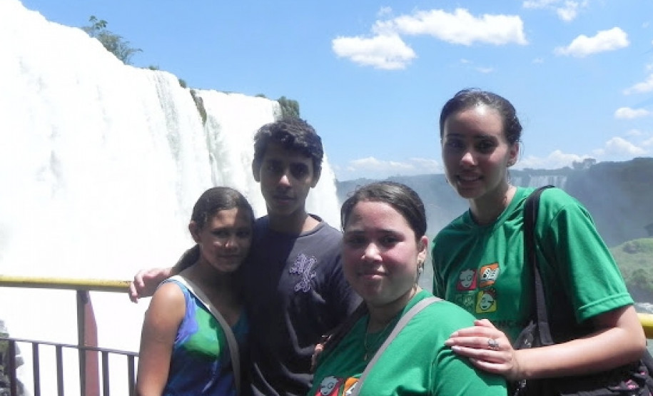 Os estudantes e coordenadores da Escola Estadual São Salvador, do Colégio Estadual Jardim Interlagos e do Colégio Estadual Santos Dumont, todas de Cascavel, estiveram em Foz do Iguaçu para participar de uma pesquisa de campo em vários locais.