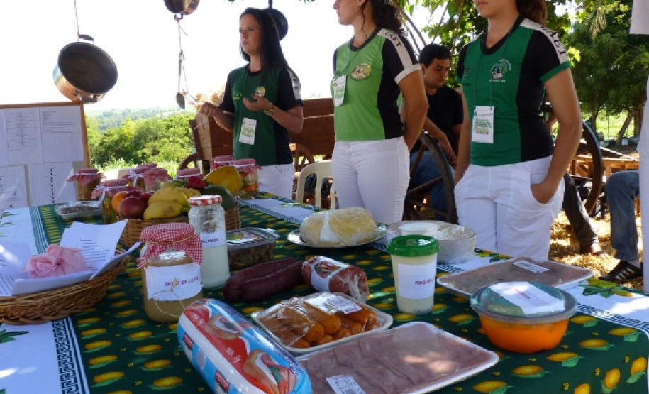 Ao todo, são mais de 300 animais, entre bovinos, caprinos, suínos, aves, entre outros, isto sem contar as larvas de bicho da seda, o minhocário e a criação de abelhas.