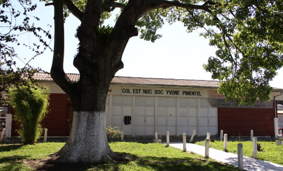 Colégio Estadual Yvone Pimentel, em Curitiba. Foto de 2011.