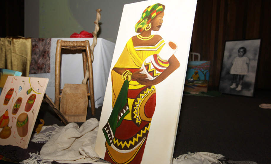 Evento avalia implantação da Lei 10639/2003, que trata sobre inclusão da arte e cultura africana e afrobrasileira nos currículos escolares.