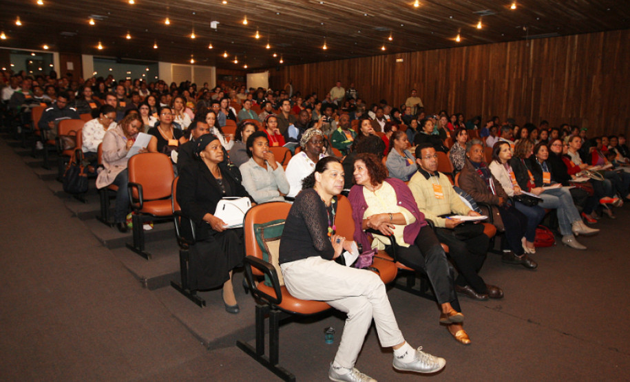 Evento avalia implantação da Lei 10639/2003, que trata sobre inclusão da arte e cultura africana e afrobrasileira nos currículos escolares.