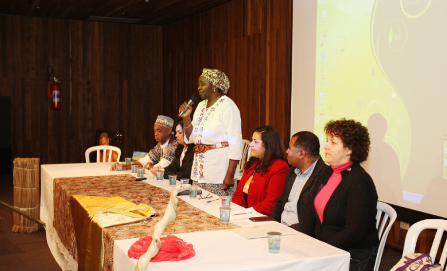 Evento avalia implantação da Lei 10639/2003, que trata sobre inclusão da arte e cultura africana e afrobrasileira nos currículos escolares.