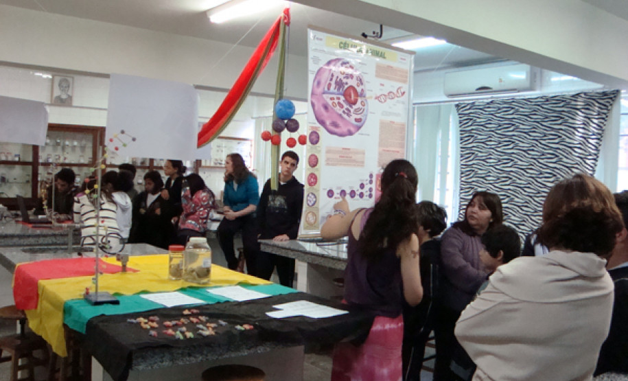 Mostra do Colégio Estadual Pedro Macedo apresentou cultura de vários países. Comunidade escolar ainda pôde visitar exposições dos alunos.