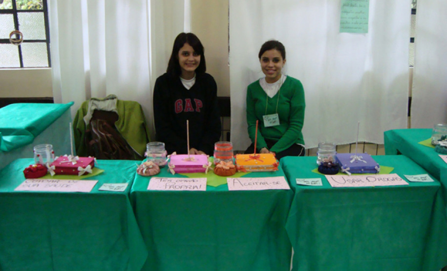 Mostra do Colégio Estadual Pedro Macedo apresentou cultura de vários países. Comunidade escolar ainda pôde visitar exposições dos alunos.