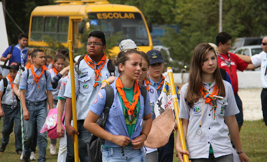Estudantes da rede estadual participaram no sábado (1/12) do Primeiro Acampamento de Grupos Escoteiros do Paraná, em Balsa Nova, na Região Metropolitana de Curitiba. O encontro que aconteceu no sábado (1/12), reuniu mais de 2 mil jovens e promoveu integração com atividades educativas. Confira mais fotos em: http://www.flickr.com/photos/flavioarns/sets/72157632146820176/