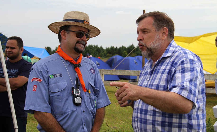 Vice-governador e secretário da Educação participou no sábado (1/12) da abertura do Primeiro Acampamento de Grupos Escoteiros do Paraná, em Balsa Nova, na Região Metropolitana de Curitiba. O encontro, que reuniu mais de 2 mil jovens, promoveu integração com atividades educativas. Confira mais fotos em: http://www.flickr.com/photos/flavioarns/sets/72157632146820176/