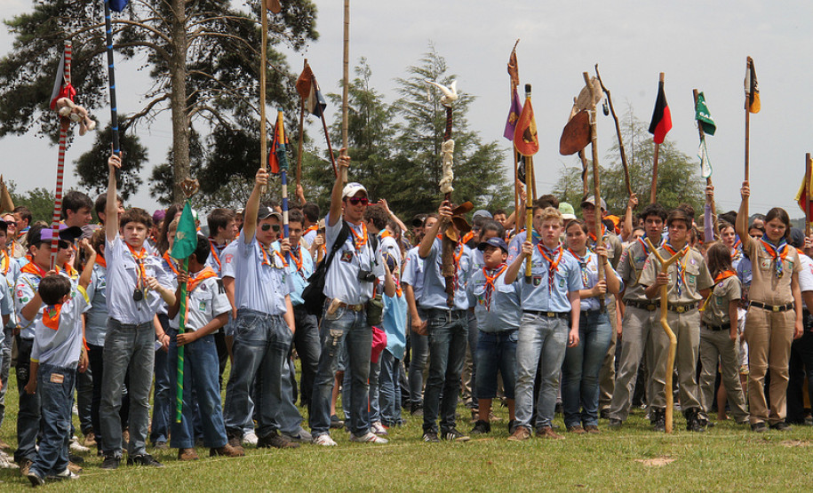 Tropas escoteiras de todo Paraná se reuniram sábado (1/12) para o Primeiro Acampamento de Grupos Escoteiros do Paraná, em Balsa Nova, na Região Metropolitana de Curitiba. O encontro, que reuniu mais de 2 mil jovens, promoveu integração com atividades educativas. Confira mais fotos em: http://www.flickr.com/photos/flavioarns/sets/72157632146820176/