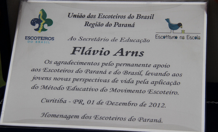 A União dos Escoteiros do Brasil - Região Paraná, entrega palca em homenagem ao vice-governador e secretário da Educação, Flávio Arns, na abertura do Primeiro Acampamento de Escoteiros do Paraná. Evento aconteceu em Balsa Nova, na Região Metropolitana de Curitiba, e reuniu mais de 2 mil jovens, promoveu integração com atividades educativas. Confira mais fotos em: http://www.flickr.com/photos/flavioarns/sets/72157632146820176/