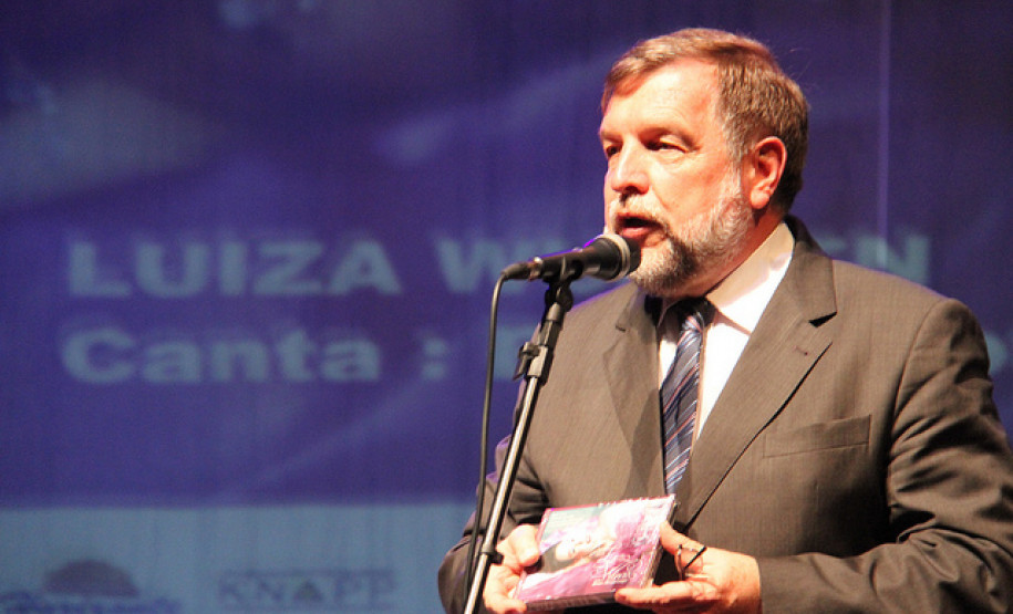 Flávio Arns apresentou, no sábado (1º), CD com músicas do maestro e compositor paranaense Bento Mossurunga ao público presente no Teatro Guaíra. As peças foram interpretadas pela cantora lírica curitibana Luiza Wuaden. Confira mais fotos em: <a href="http://www.flickr.com/photos/flavioarns/sets/72157632146053819/" target="_blank">http://www.flickr.com/photos/flavioarns/sets/72157632146053819/</a>