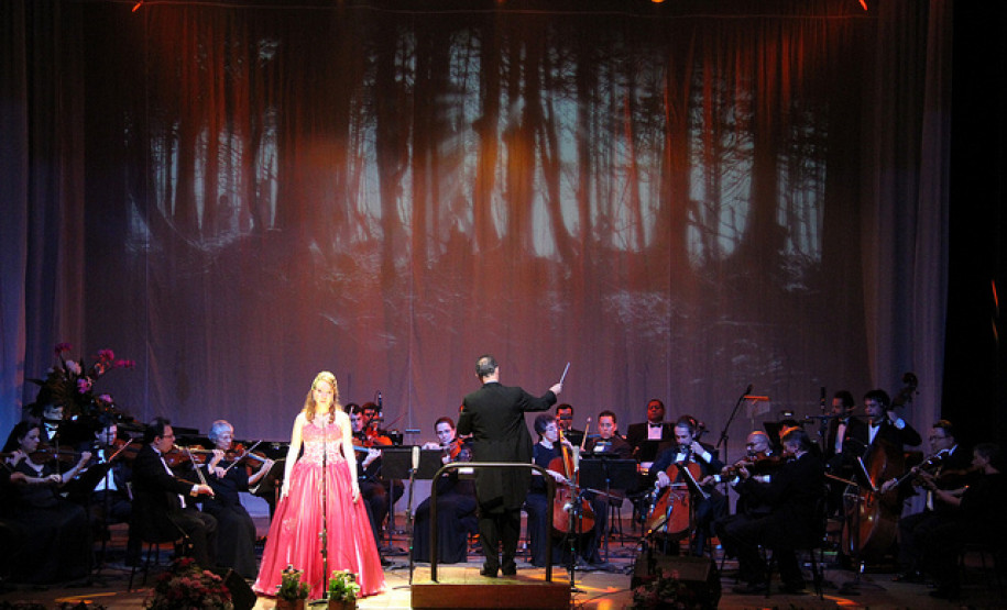 A cantora lírica curitibana, Luiza Wuaden, acompanhada da Orquestra Sinfônica do Paraná, interpretou músicas do compositor paranaense Bento Mossurunga, no sábado (1º), durante evento no Teatro Guaíra. Confira mais fotos em: <a href="http://www.flickr.com/photos/flavioarns/sets/72157632146053819/" target="_blank">http://www.flickr.com/photos/flavioarns/sets/72157632146053819/</a>