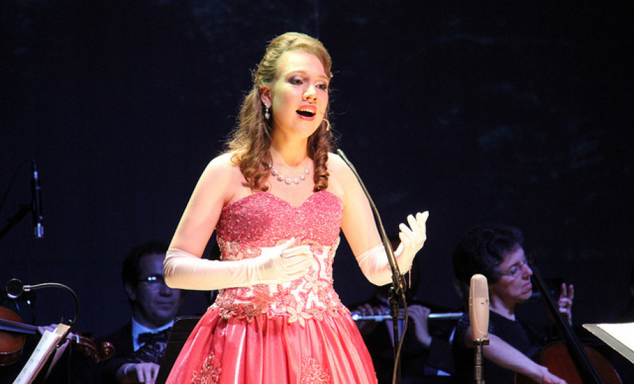 A cantora lírica curitibana Luiza Wuaden, de apenas 20 anos, resgata a obra do maestro Bento Mossurunga, que figura entre os maiores nomes da música instrumental erudita no Paraná e no Brasil. Confira mais fotos em: <a href="http://www.flickr.com/photos/flavioarns/sets/72157632146053819/" target="_blank">http://www.flickr.com/photos/flavioarns/sets/72157632146053819/</a>