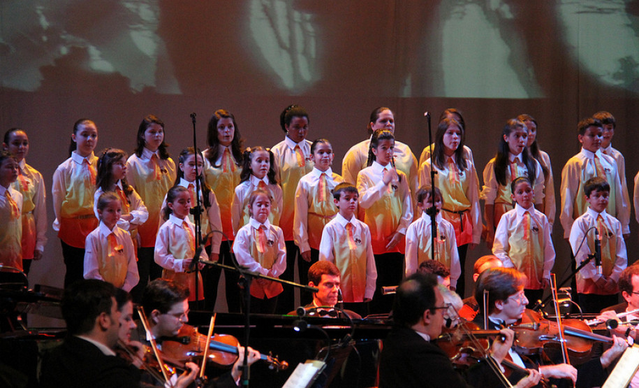 Coral interpreta músicas do compositor paranaense Bento Mossurunga, no sábado (1º), durante evento no Teatro Guaíra. Confira mais fotos em: <a href="http://www.flickr.com/photos/flavioarns/sets/72157632146053819/" target="_blank">http://www.flickr.com/photos/flavioarns/sets/72157632146053819/</a>
