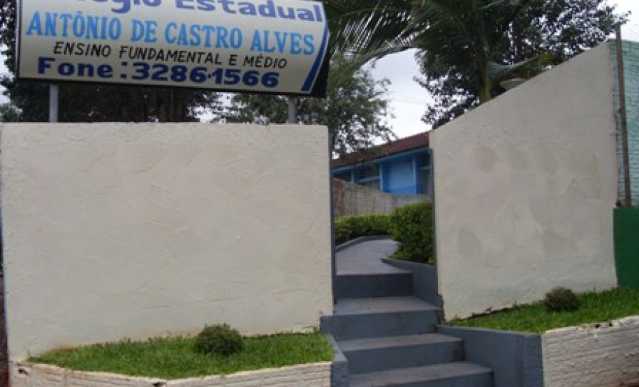 Governo autoriza licitação para obras em escolas da região de Cascavel Investimento previsto chega a R$ 3,8 milhões. Obras de reparos benficiam colégios estaduais Olívo Fracaro e Jardim Santa Felicidade, em Cascavel, e Castro Alves, em Capitão Leônidas Marques.