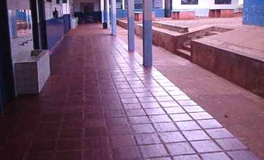 Governo autoriza licitação para obras em escolas da região de Cascavel Investimento previsto chega a R$ 3,8 milhões. Obras de reparos benficiam colégios estaduais Olívo Fracaro e Jardim Santa Felicidade, em Cascavel, e Castro Alves, em Capitão Leônidas Marques.