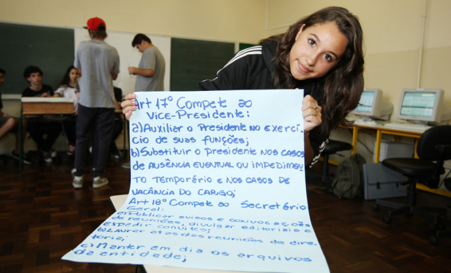 CURITIBA,PR 05 DE DEZEMBRO DE 2012 - Colégio Estadual Júlia Wanderley elegem nesta quarta-feira (5) os integrantes do grêmio estudantil. Na Foto: Amanda Nunes/ 1ª Secretaria da Chapa Voz Ativa