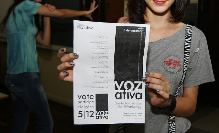 CURITIBA,PR 05 DE DEZEMBRO DE 2012 - Colégio Estadual Júlia Wanderley elegem nesta quarta-feira (5) os integrantes do grêmio estudantil. Na Foto: Laura Volpato, aluna do Colégio Júlia Wanderley