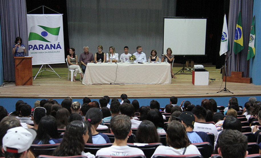 Vice-governador e secretário de Estado da Educação, Flávio Arns, diplomou nesta quarta-feira (5) 45 grêmios estudantis de escolas estaduais do litoral. Confira mais fotos em <a href=" http://www.flickr.com/photos/flavioarns/sets/72157632175319619/" target="_blank"> http://www.flickr.com/photos/flavioarns </a>