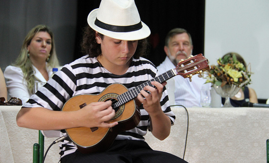 Vice-governador e secretário de Estado da Educação, Flávio Arns, diplomou nesta quarta-feira (5) 45 grêmios estudantis de escolas estaduais do litoral. Confira mais fotos em <a href=" http://www.flickr.com/photos/flavioarns/sets/72157632175319619/" target="_blank"> http://www.flickr.com/photos/flavioarns </a>