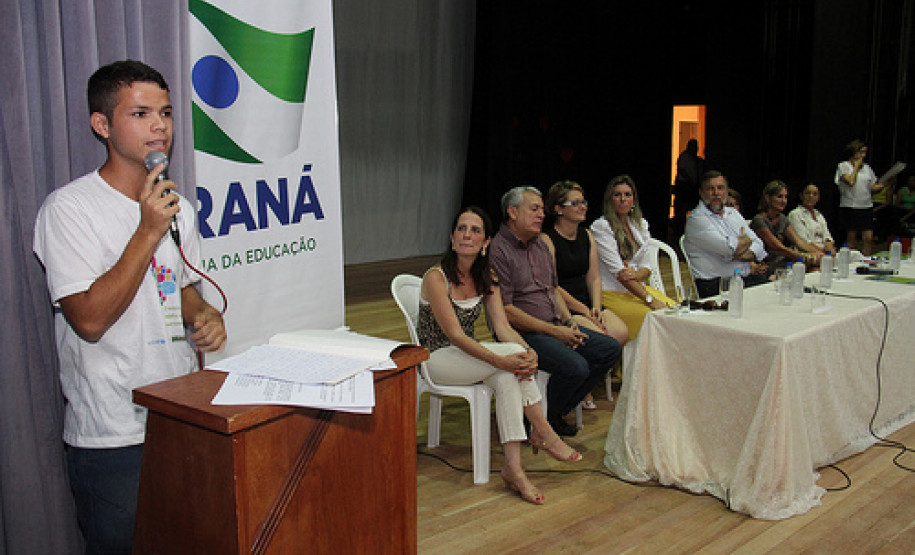 Vice-governador e secretário de Estado da Educação, Flávio Arns, diplomou nesta quarta-feira (5) 45 grêmios estudantis de escolas estaduais do litoral. Confira mais fotos em <a href=" http://www.flickr.com/photos/flavioarns/sets/72157632175319619/" target="_blank"> http://www.flickr.com/photos/flavioarns </a>