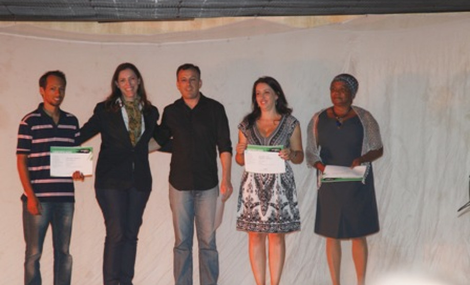 Os três primeiros colocados em cada categoria e trabalhos que receberam menção honrosa participam do livro "Servir com Arte 2012", já editado.