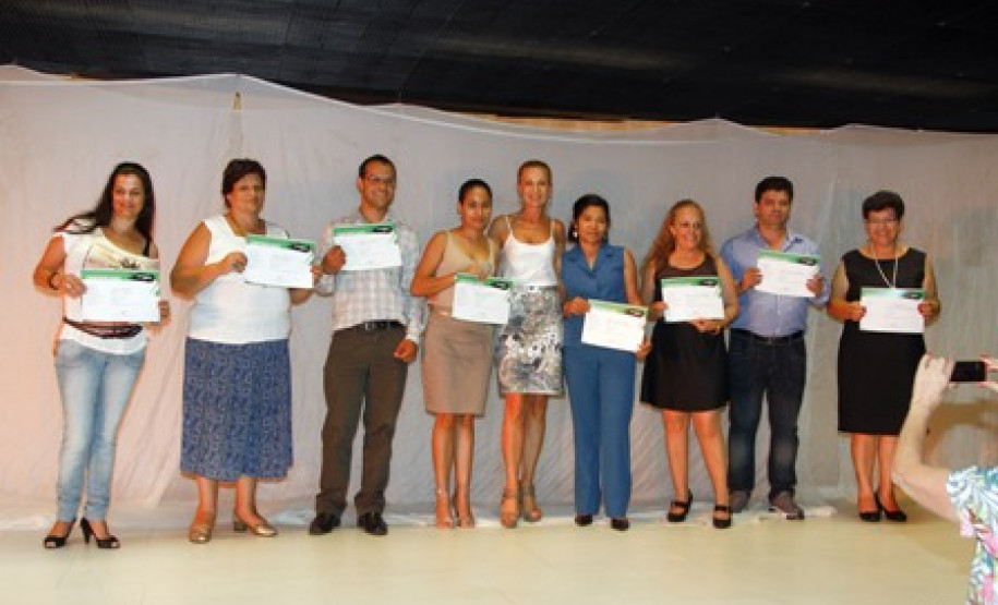 Os três primeiros colocados em cada categoria e trabalhos que receberam menção honrosa participam do livro "Servir com Arte 2012", já editado.