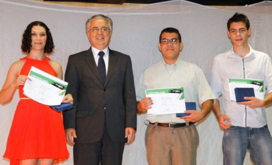 Os três primeiros colocados em cada categoria e trabalhos que receberam menção honrosa participam do livro "Servir com Arte 2012", já editado.