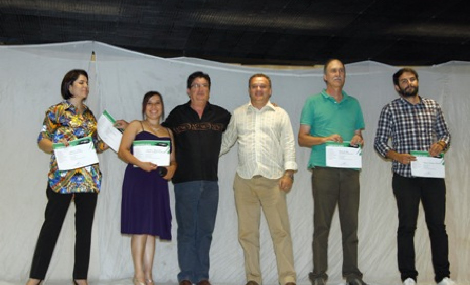 Os três primeiros colocados em cada categoria e trabalhos que receberam menção honrosa participam do livro "Servir com Arte 2012", já editado.