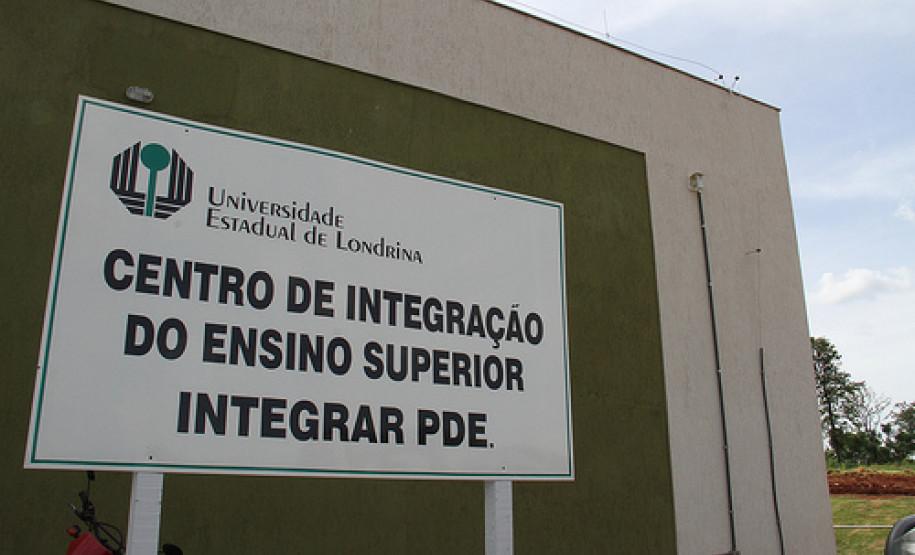 Secretaria da Educação investiu R$ 1,6 milhão na construção do prédio destinado aos professores que cursam o PDE. Confira mais fotos em <a href=" http://www.flickr.com/photos/flavioarns/sets/72157632174760049/" target="_blank"> http://www.flickr.com/photos/flavioarns </a>