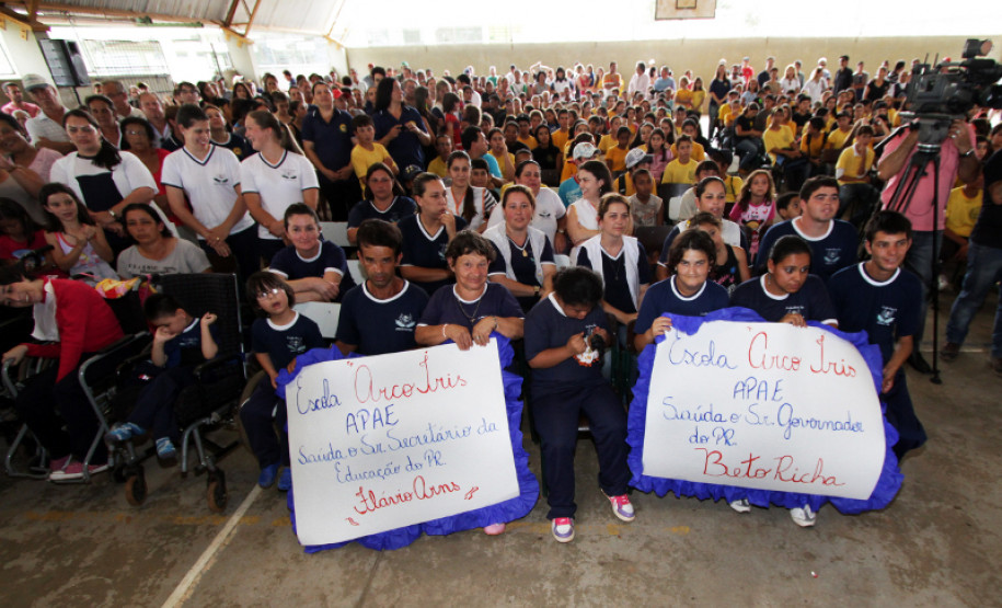 O Colégio Estadual Alberto da Silva Paraná, em Ventania, recebeu nesta quinta-feira (06) a visita do governador Beto Richa, para a implantação da rede de fibra óptica da Copel. Com isso, o Paraná é primeiro Estado brasileiro a ter 100% de cobertura de uma rede digital.