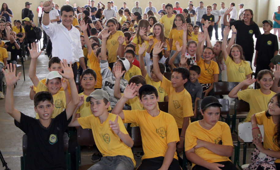 O Colégio Estadual Alberto da Silva Paraná, em Ventania, recebeu nesta quinta-feira (06) a visita do governador Beto Richa, para a implantação da rede de fibra óptica da Copel. Com isso, o Paraná é primeiro Estado brasileiro a ter 100% de cobertura de uma rede digital.