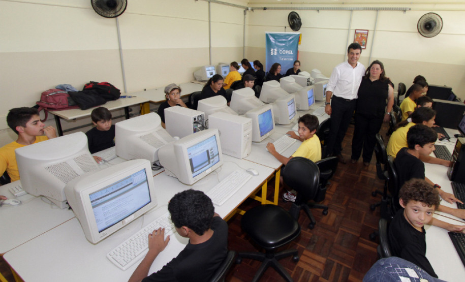 O Colégio Estadual Alberto da Silva Paraná, em Ventania, recebeu nesta quinta-feira (06) a visita do governador Beto Richa, para a implantação da rede de fibra óptica da Copel. Com isso, o Paraná é primeiro Estado brasileiro a ter 100% de cobertura de uma rede digital.