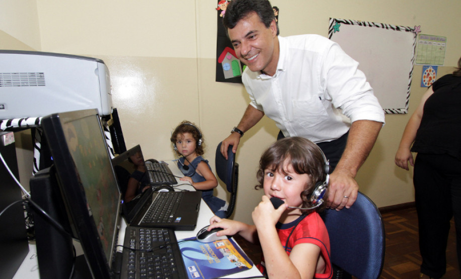 O Colégio Estadual Alberto da Silva Paraná, em Ventania, recebeu nesta quinta-feira (06) a visita do governador Beto Richa, para a implantação da rede de fibra óptica da Copel. Com isso, o Paraná é primeiro Estado brasileiro a ter 100% de cobertura de uma rede digital.