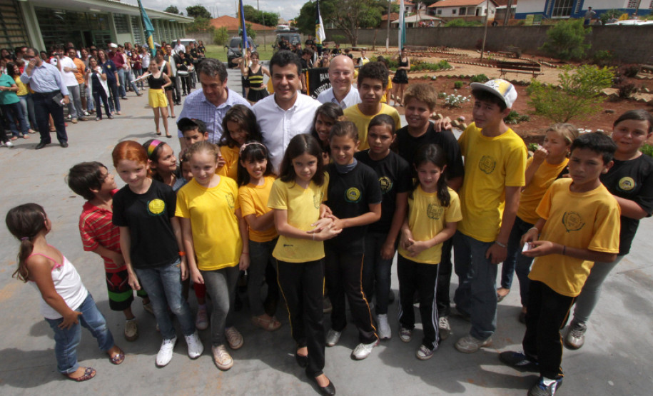 Paraná é primeiro Estado brasileiro a ter 100% de cobertura de uma rede digital, e o colégio estadual passa a contar com acesso à internet banda larga.