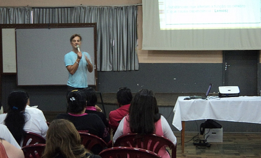 A palestra abordou problemas relacionados ao uso de substâncias psicoativas e suas implicações familiares, escolares, sociais e afetivas, opções de tratamento para o usuário e a legislação relativa ao assunto.