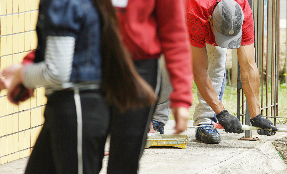 O trabalho está sendo feito por apenados do regime semiaberto do Sistema Penitenciário Estadual, por meio do Projeto Escola Cidadã.