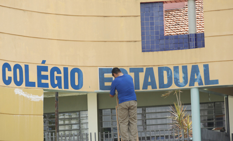 “O colégio ficou mais bonito e toda a comunidade escolar aprovou essa iniciativa. A convivência foi um aprendizado para todos nós”, conta Andrea Franceschini, diretora do Colégio Estadual Walde Rosi Galvão, de Pinhais, onde os apenados pintaram as paredes externas, o muro e o letreiro da escola e fizeram serviços de jardinagem e limpeza recentemente.