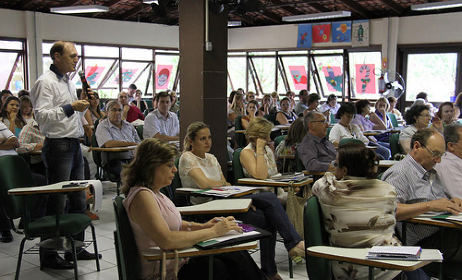 Análise dos projetos desenvolvidos e metas para ano que vem estão sendo debatidas com chefes dos 32 Núcleos Regionais de Educação do Paraná durante reunião que acontece em Piraquara.<br />
<br />
Veja mais fotos em: <a href="http://www.flickr.com/photos/flavioarns/sets/72157632225034554/" target="_blank">http://www.flickr.com/photos/flavioarns</a>