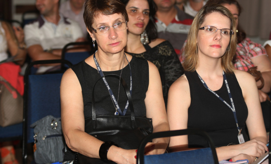 Os participantes debatem a política de descentralização da prestação de contas dos programas repassados pelo governo federal às Associações de Pais e Mestres e Funcionários (APMF) de cada uma das escolas.