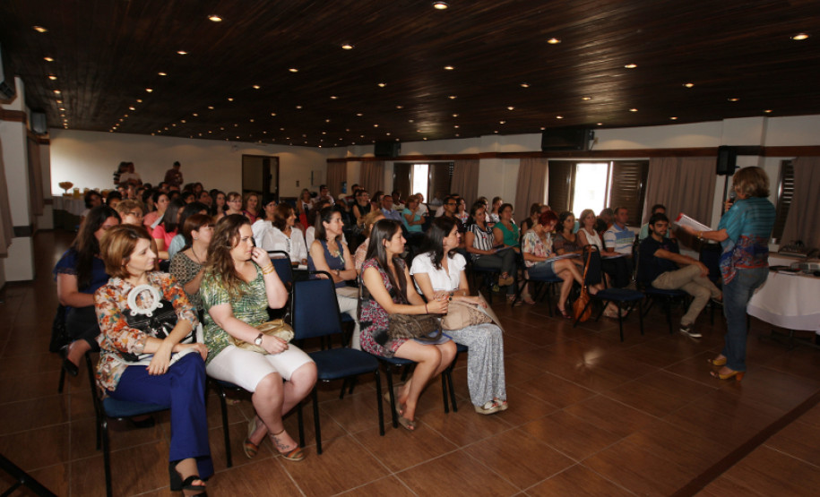 A Secretaria da Educação promove encontros periódicos, presenciais ou por webconferências, com profissionais do setor para atualização.