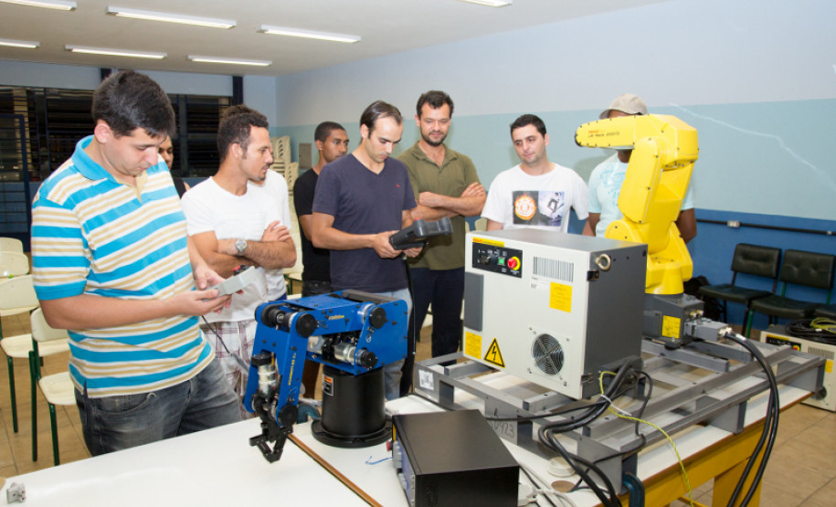 Curso Técnico em Mecatrônica do Centro Estadual de Educação Profissional Maria do Rosário Castaldi, de Londrina, recebeu três novos robôs.