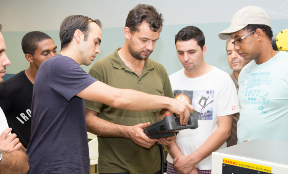 Curso Técnico em Mecatrônica do Centro Estadual de Educação Profissional Maria do Rosário Castaldi, de Londrina, recebeu três novos robôs.