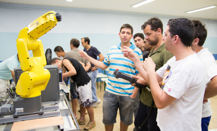 Curso Técnico em Mecatrônica do Centro Estadual de Educação Profissional Maria do Rosário Castaldi, de Londrina, recebeu três novos robôs.
