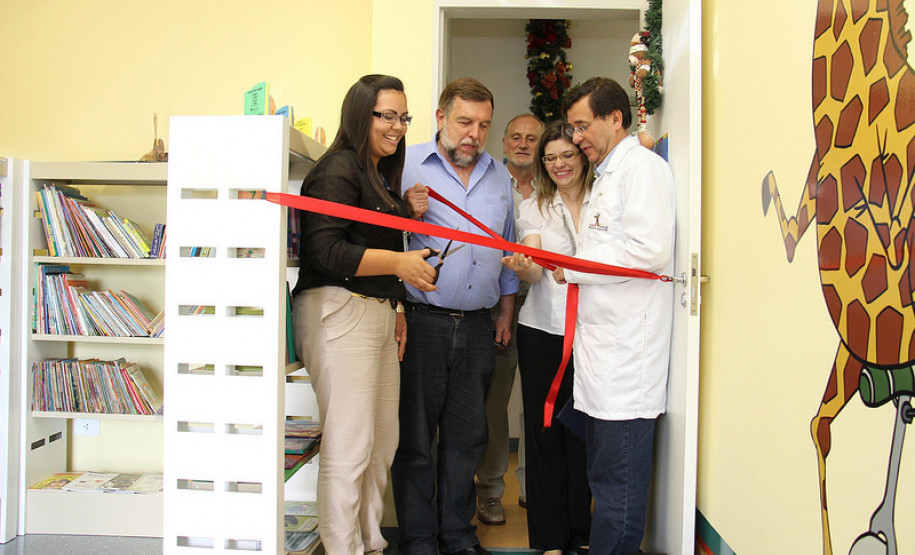 A biblioteca foi preparada especialmente para receber crianças. Ela foi ambientada com temas infantis e a proposta é despertar o gosto pela leitura.<br />
<br />
Veja mais fotos em: <a href=" http://www.flickr.com/photos/flavioarns/sets/72157632214769105/" target="_blank"> http://www.flickr.com/photos/flavioarns/</a>