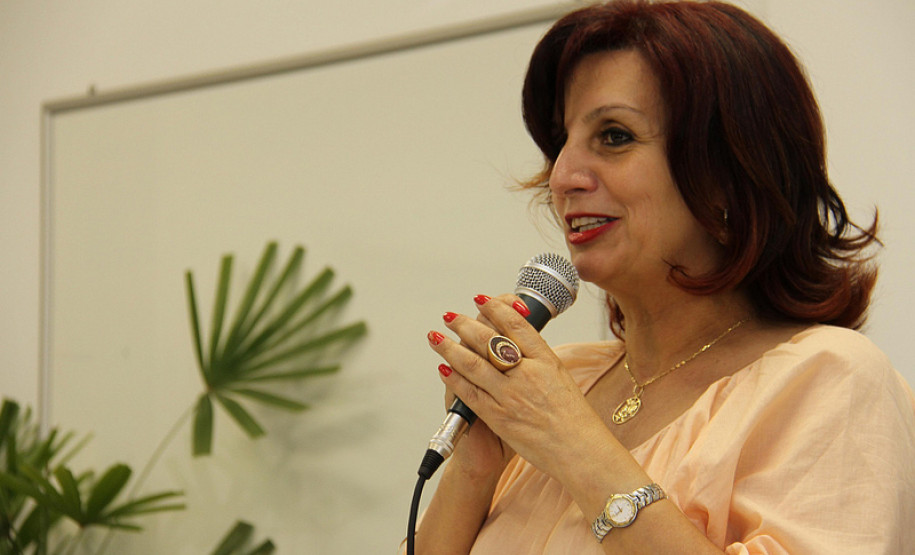 A biblioteca foi preparada especialmente para receber crianças. Ela foi ambientada com temas infantis e a proposta é despertar o gosto pela leitura.<br />
<br />
Veja mais fotos em: <a href=" http://www.flickr.com/photos/flavioarns/sets/72157632214769105/" target="_blank"> http://www.flickr.com/photos/flavioarns/</a>