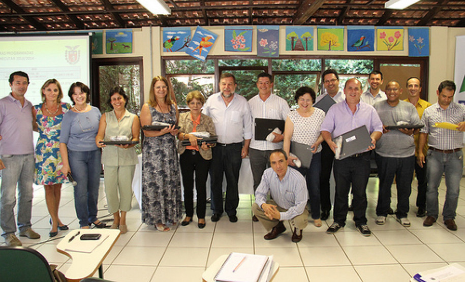 Engenheiros e arquitetos que atuam na Superintendência de Desenvolvimento Educacional e nos Núcleos Regionais de Educação vão receber computadores portáteis, para auxiliar na implantação de melhorias na parte física da rede de escolas estaduais, como reformas, ampliações e construção de novas unidades. Os equipamentos foram repassados aos chefes das regionais durante o encontro que está acontecendo na Vila da Cidadania, em Piraquara, reunindo todos os núcleos regionais da educação.