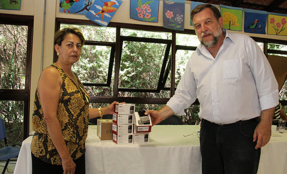 Também receberão aparelho telefônico escolas indígenas e quilombolas, onde não há estrutura para instalação de telefonia fixa.