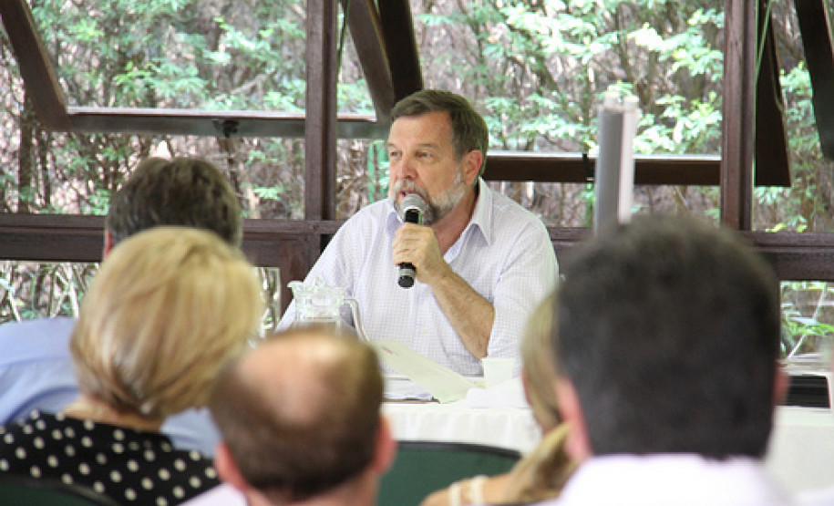 Cerca de 800 mil alunos do 6º ao 9º ano passarão a ter 5 aulas semanais de matemática e 5 aulas de língua portuguesa a partir de 2013 nas escolas da rede pública estadual básica de educação. Mudanças no Ensino Médio serão debatidas ao longo do próximo ano.