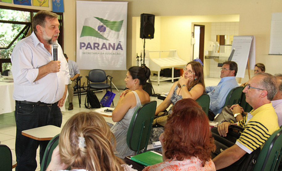 Cerca de 800 mil alunos do 6º ao 9º ano passarão a ter 5 aulas semanais de matemática e 5 aulas de língua portuguesa a partir de 2013 nas escolas da rede pública estadual básica de educação. Mudanças no Ensino Médio serão debatidas ao longo do próximo ano.